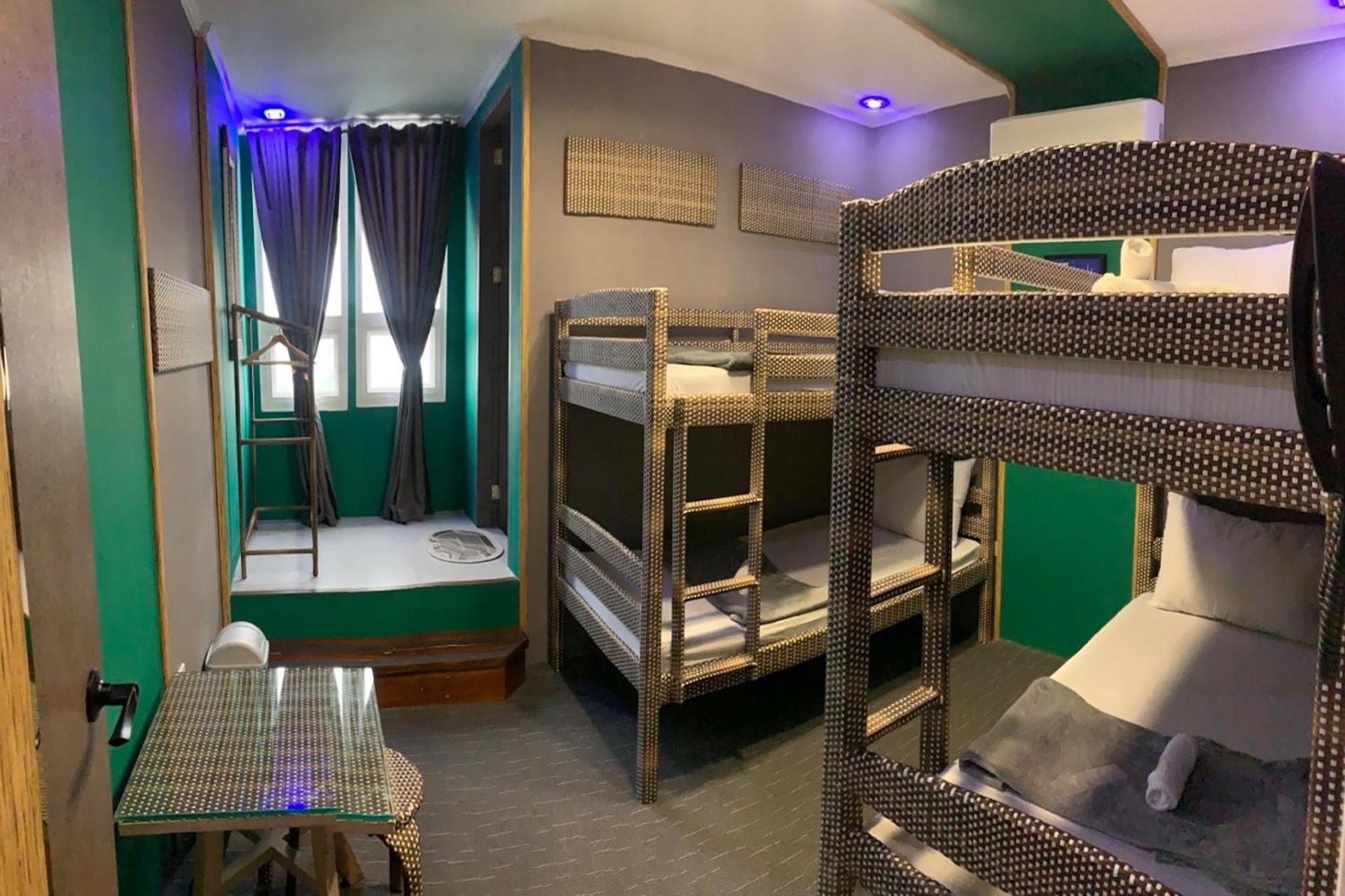 Attic Capsule Hotel Marigondon  Extérieur photo