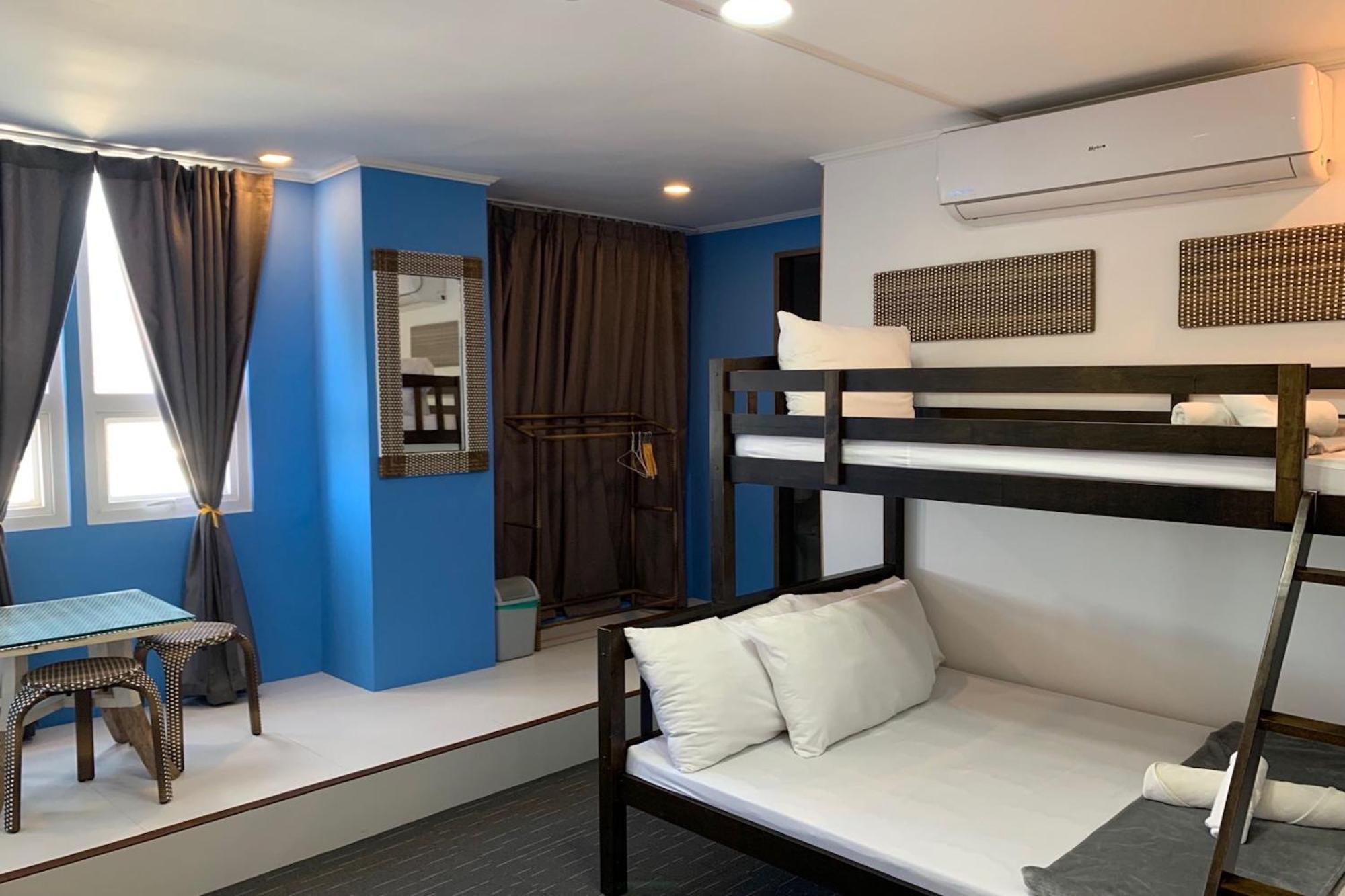 Attic Capsule Hotel Marigondon  Extérieur photo