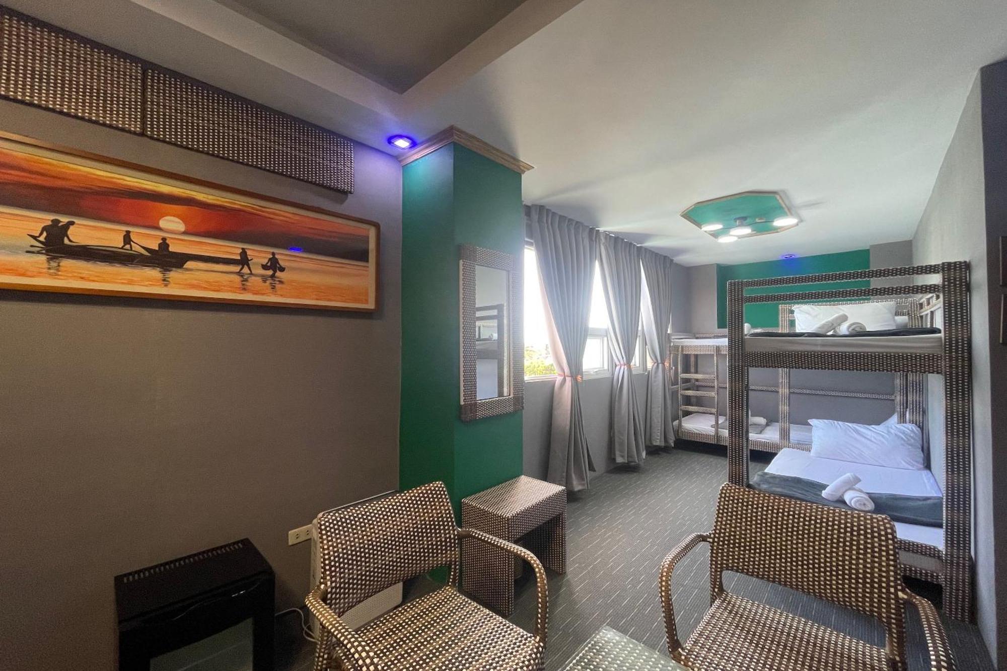 Attic Capsule Hotel Marigondon  Extérieur photo