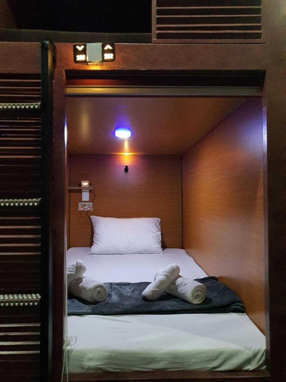 Attic Capsule Hotel Marigondon  Extérieur photo