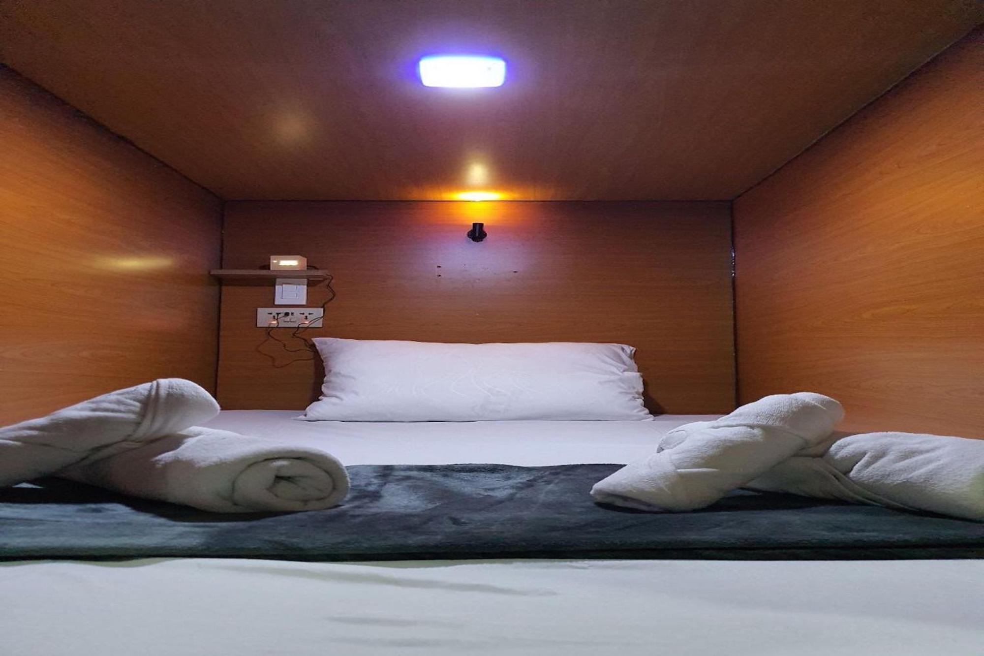 Attic Capsule Hotel Marigondon  Extérieur photo