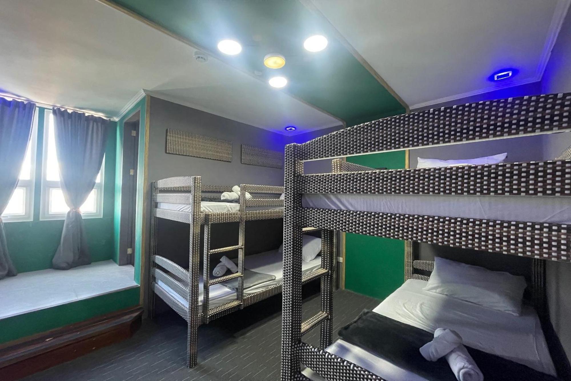 Attic Capsule Hotel Marigondon  Extérieur photo