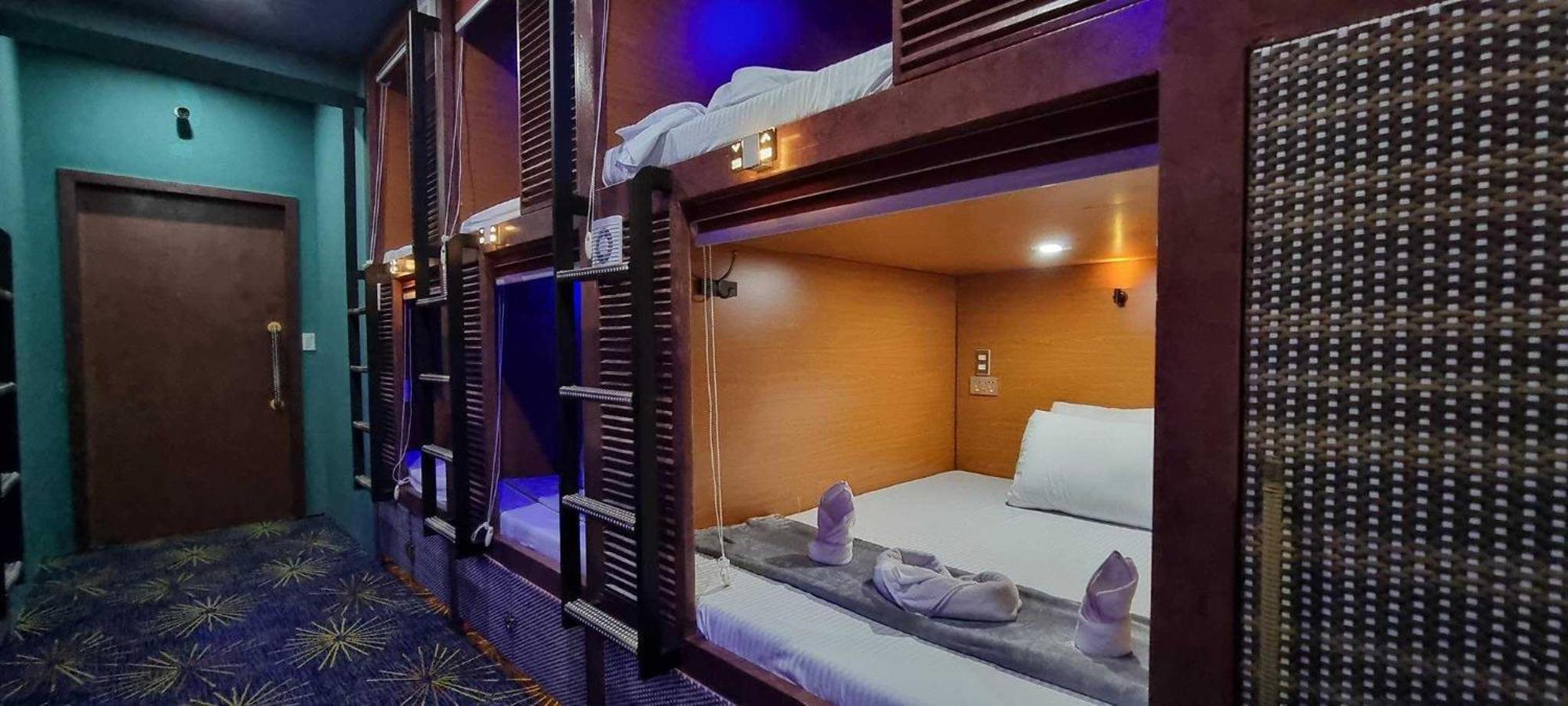 Attic Capsule Hotel Marigondon  Extérieur photo