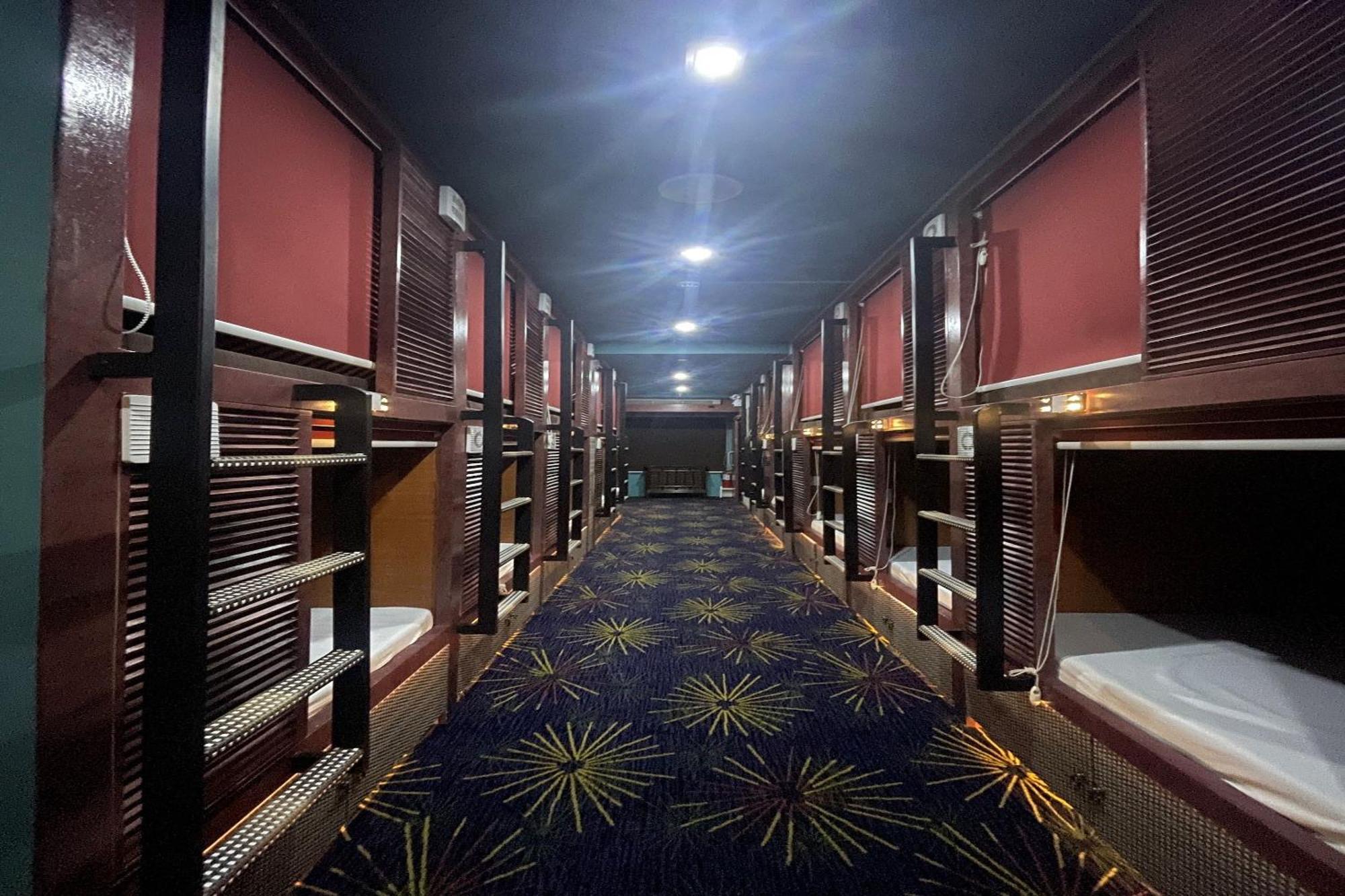 Attic Capsule Hotel Marigondon  Extérieur photo