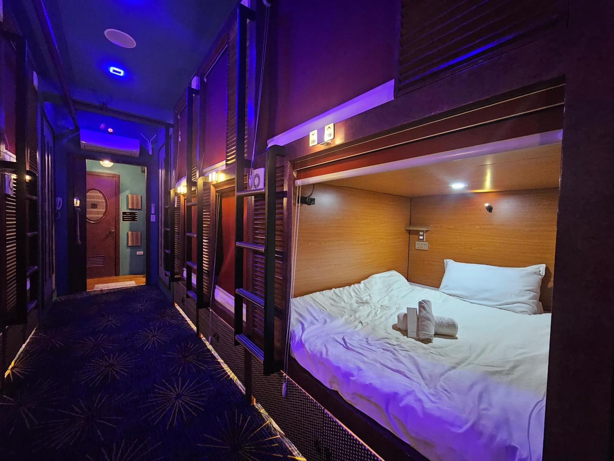 Attic Capsule Hotel Marigondon  Extérieur photo