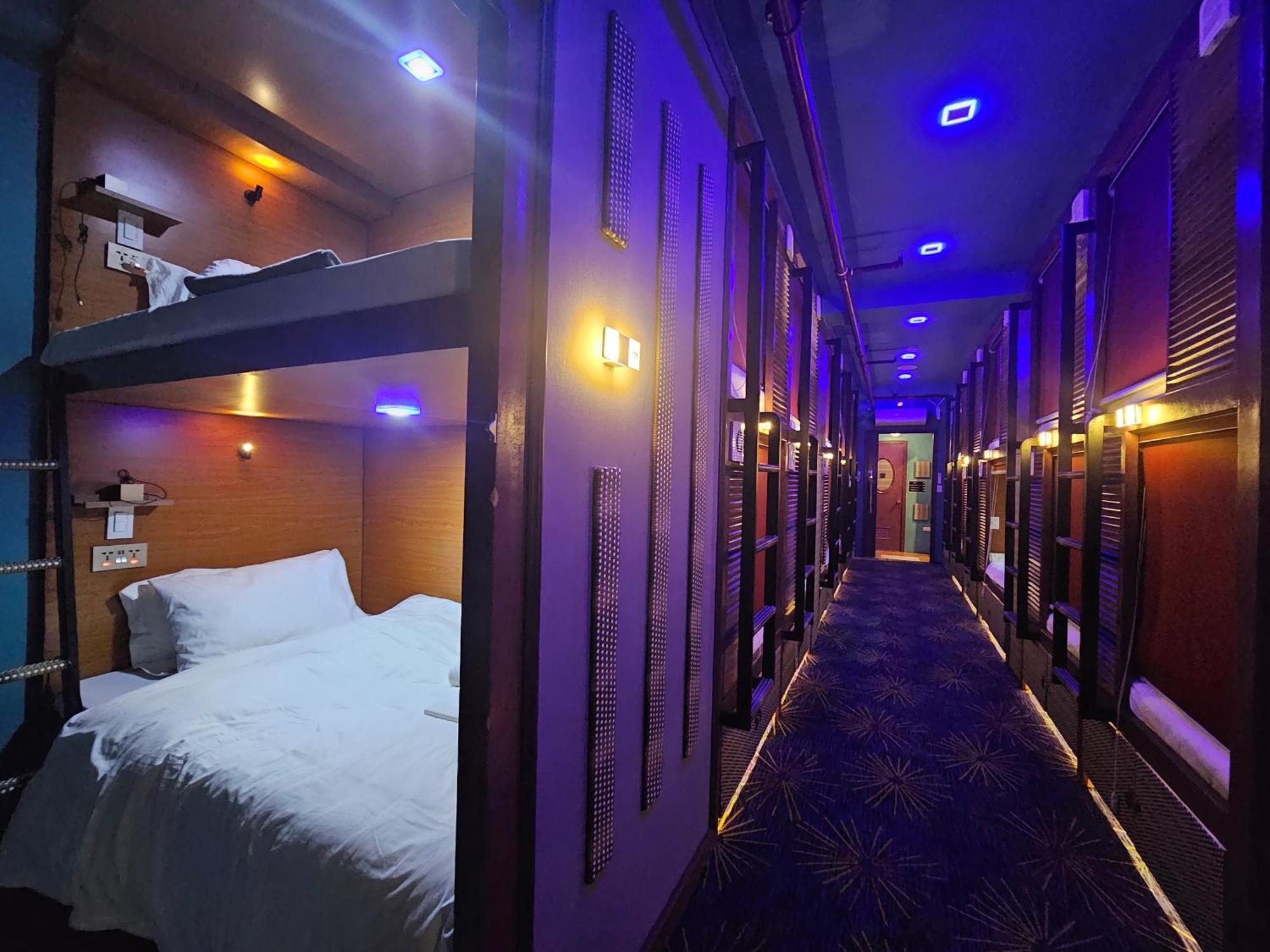 Attic Capsule Hotel Marigondon  Extérieur photo